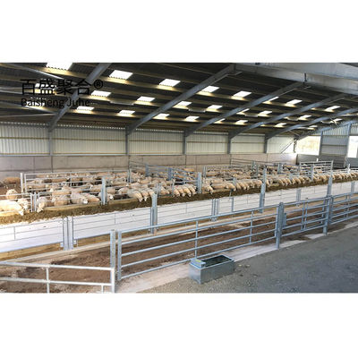 Struttura in acciaio galvanizzata a caldo Capannone per animali con colori personalizzati e standard ASTM