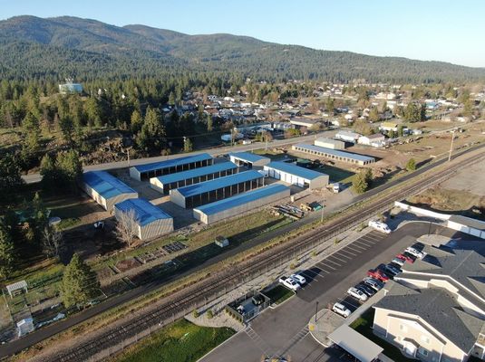 Laboratorio di strutture in acciaio in magazzino con vetrina in lega di alluminio e telaio in acciaio