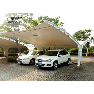 Parcheggio portatile, deposito con garage metallico prefabbricato e rivestimento bianco