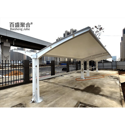 Parcheggio portatile, deposito con garage metallico prefabbricato e rivestimento bianco